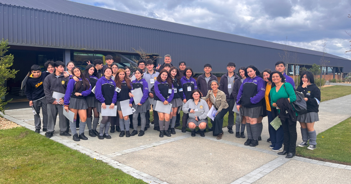 Multi X junto a Proyecto Micelio acercan la industria del salmón a estudiantes de la región